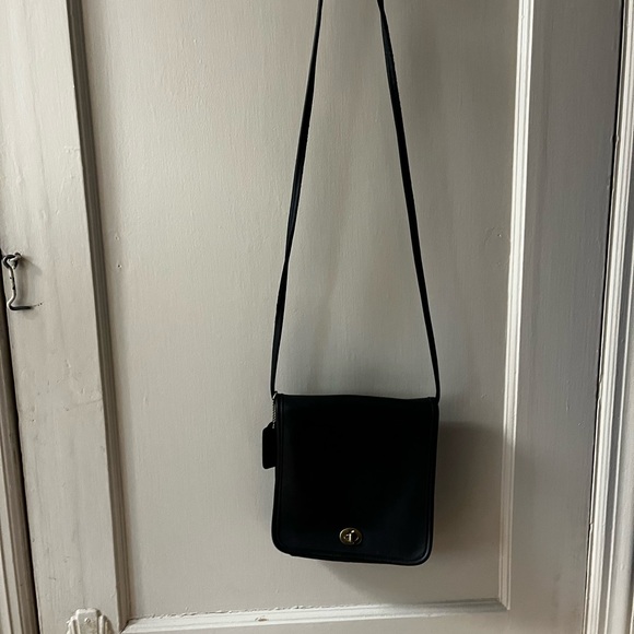 Elegant Black Coach Crossbody Bag - Picture 2 of 7